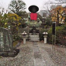 霊厳寺の銅造地蔵菩薩坐像は、近寄ってみますとかなり大きいです
