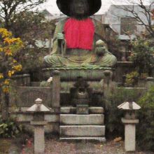 霊厳寺の銅造地蔵菩薩坐像です。銅造りであるため、緑青の色です