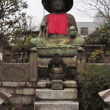 霊厳寺の銅造地蔵菩薩坐像のお顔は、柔和な感じをしています。