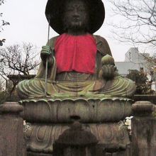 霊厳寺の銅造地蔵菩薩坐像です。胸の赤い布が可愛く見えます。