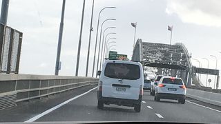 二車線の橋に両側車線を付け加えた構造