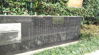 学校の校門の横