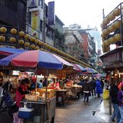 昼間からにぎわう夜市