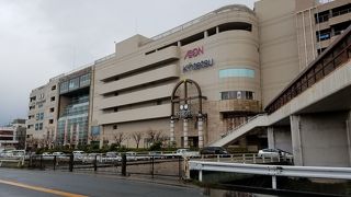 イオンと近鉄百貨店が入っている