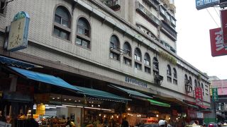 グルメ目的でも楽しめる市場