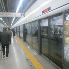 駅ホームの様子（ホームドア完全対応）