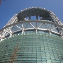 出口を出るとすぐ見上げた場所に鍾路タワーが聳えます