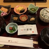 和食の朝食。定食メニューで、ごはんかおかゆを選択します