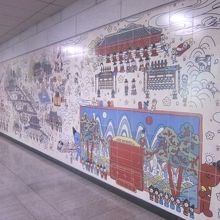 乗り換え途中で見かけた派手な壁画の様子