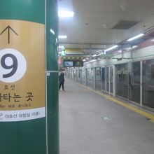 9号線乗り換えを示す2号線ホームの様子