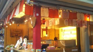 浅草寺仲見世通りで甘酒を