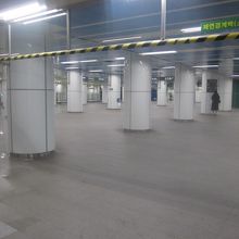 乗り換え途中、広々とした空間を歩きました