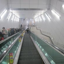 乗り換えホームに向かうエスカレーターも深いですね…。