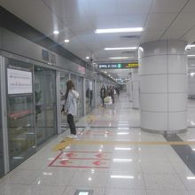 9号線側ホームの様子