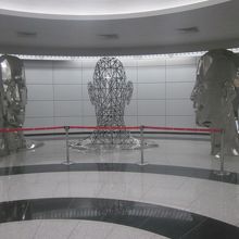 駅構内の美術作品の様子