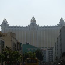 通りを抜け、きれいな店が並ぶ通りの正面はホテルオークラマカオ