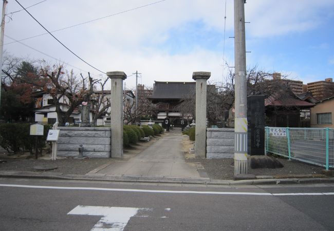 福島藩主板倉家の菩提寺です