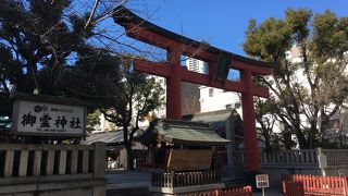朱色が目立つ神社