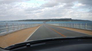 橋のアーチと海の風景！