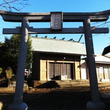 境内にある鳥居と社殿