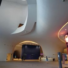 梁や柱が1本もない独特な空間