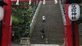 急勾配で怖い男坂