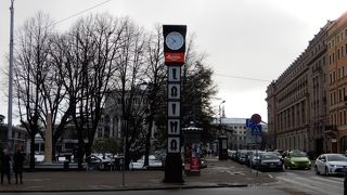 ここを通ると、いつも誰かが人待ち顔で立っていました。