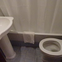 クラッシックなバスタブ付き