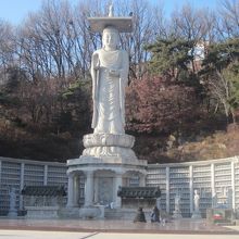 多くの信仰を集める弥勒大仏の様子