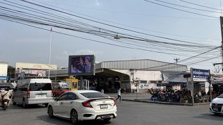 市街の中心にあり、駅、観光地から離れた場所にある