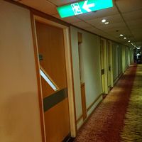 廊下です。狭い。ターンダウンのワゴンが通るのが精いっぱい