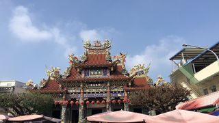 龍虎塔の目の前にある