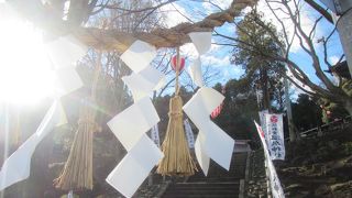 神社の入口にも硫黄の香り漂う温泉が湧き出る