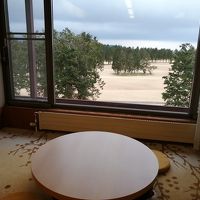 窓際のほりごたつと屋外のゴルフ場