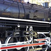 黒々とした蒸気機関車