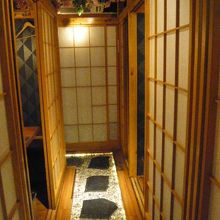 店内は、個室タイプになっています。敷石が巡らされています。