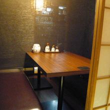 一般的な配置ですが、テーブルをはさんで向かい合わせの席です。