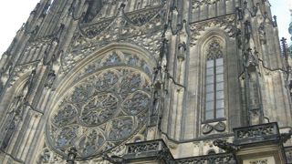 ステンドグラスが見事