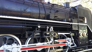 黒々とした蒸気機関車