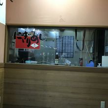 店内はカウンター席です