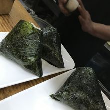 軽くにぎります