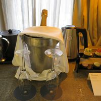 フルボトルのスパークリングワインとスイーツをいただきました