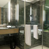 石造りのバスルームも広々