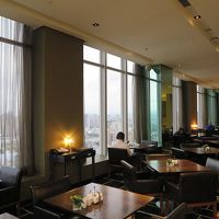 クラブラウンジも広々、ハッピーアワーも3時間と長めでした