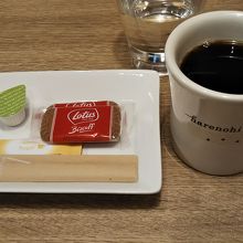 コーヒーはロータスのビスケット付きです