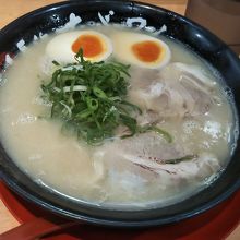 クリーミーで美味しい豚骨ラーメンです