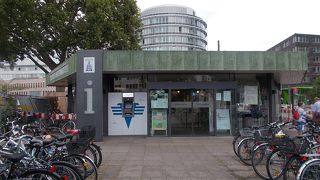 ハイデルベルク中央駅前にあります。