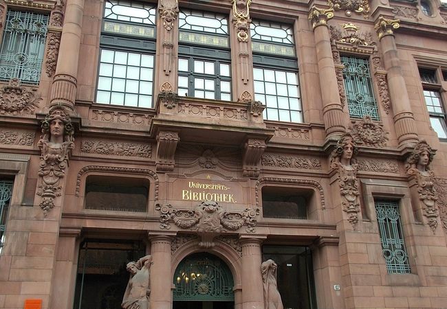 旧市街地の中心で南側にあります。