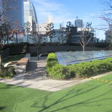 お天気に恵まれると快適に過ごせるスカイガーデンの様子