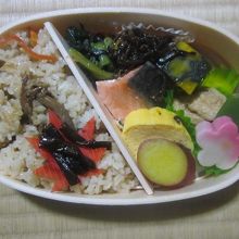 購入した鮭塩糀きのこご飯の様子（897円）